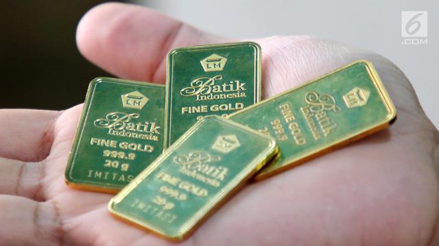 Petugas menunjukkan emas batangan di gerai Butik Emas Antam di Jakarta, Jumat (5/10). Harga emas PT Aneka Tambang Tbk stabil di bawah Rp 1 juta per gram. (Liputan6.com/Angga Yuniar)
