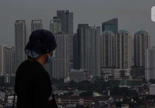 Lanskap permukiman dan gedung pencakar langit dari Senayan, Jakarta, Jumat (6/11/2020). Wakil Presiden Ma'ruf Amin mengatakan strategi pengembangan ekonomi syariah yang berfokus pada kelompok masyarakat miskin & pelaku UMKM merupakan langkah efektif mengurangi kemiskinan. (Liputan6.com/Johan Tallo)