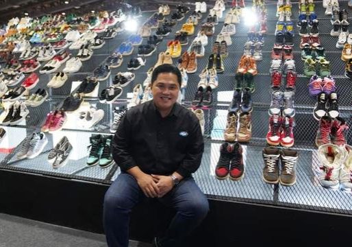 Menteri BUMN  Erick Thohir saat mengunjungi Urban Sneaker Society (USS) di Jakarta Convention Center, Senayan, Jakarta, Jumat (3/12/2021).